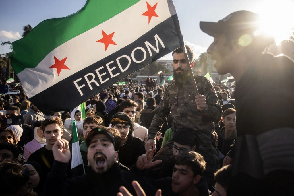 Người dân Syria ăn mừng khi được dỡ bỏ lệnh cấm vận. Ảnh: Century Foundation