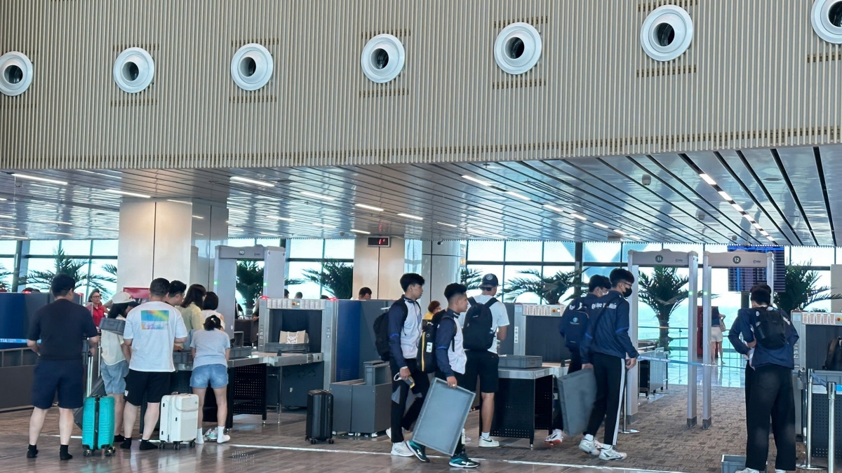 Hành khách tại nhà ga T3 sáng 17/5 (ảnh: L.T)