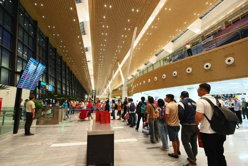 Passengers line up in long queues for check-in at Tan Son Nhat International Airport's T3 domestic terminal (Photo: ACV)
