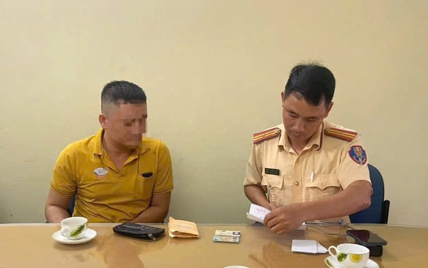Lực lượng CSGT Nghệ An làm việc với tài xế L. Ảnh: M.H
