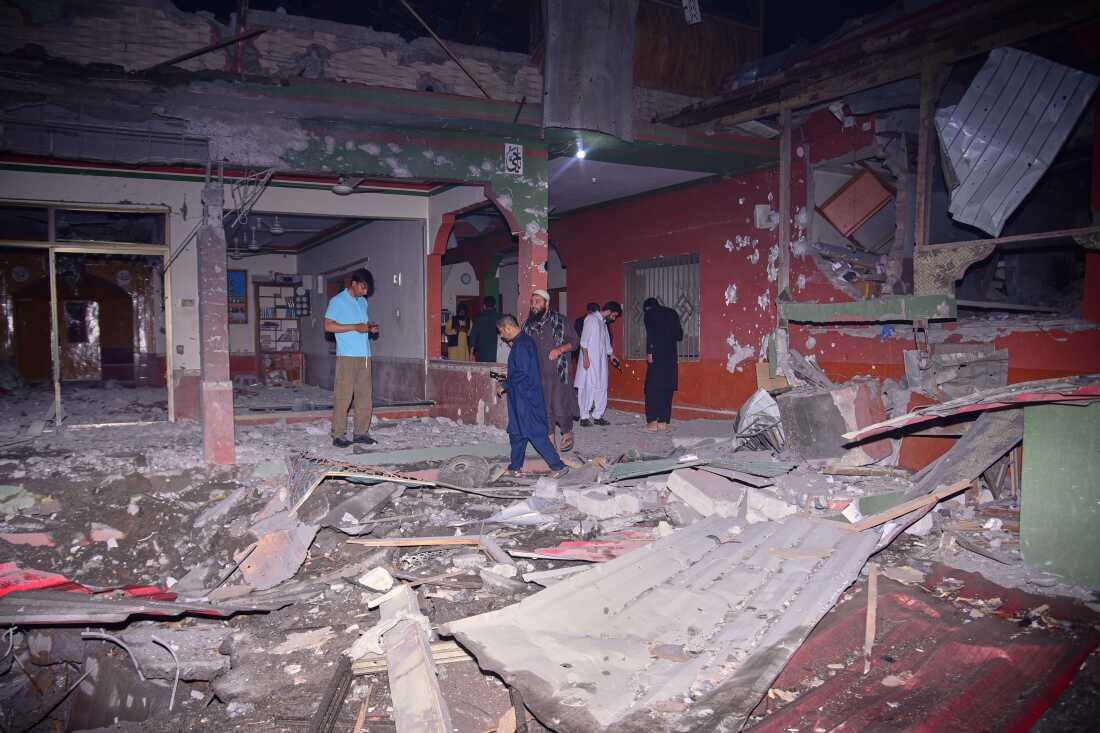 Một địa điểm ở Pakistan sau khi trúng tên lửa Ấn Độ. Ảnh: Reuters