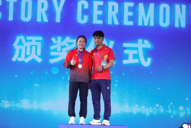 Quang Thi Tam (left) wins bronze at the ongoing Asian Weightlifting Championships in Jiangshan in China.