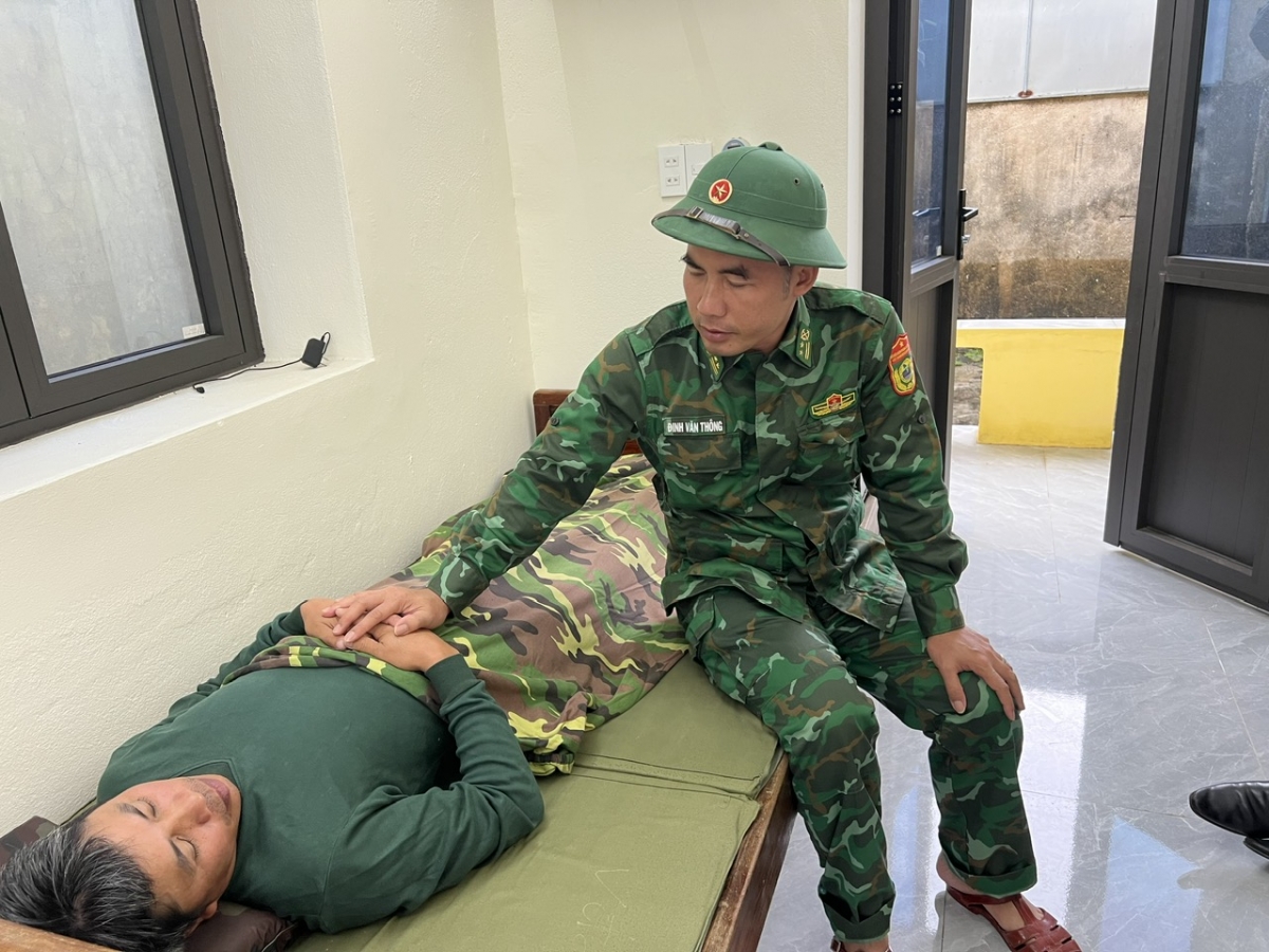 Thuyền viên đầu tiên được cứu sống.