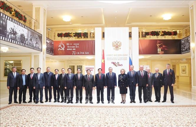 Tổng Bí thư Tô Lâm và Chủ tịch Hội đồng Liên bang, Quốc hội Liên bang Nga Valentina Matviyenko cùng các đại biểu chụp ảnh chung. Ảnh: Thống Nhất/TTXVN
