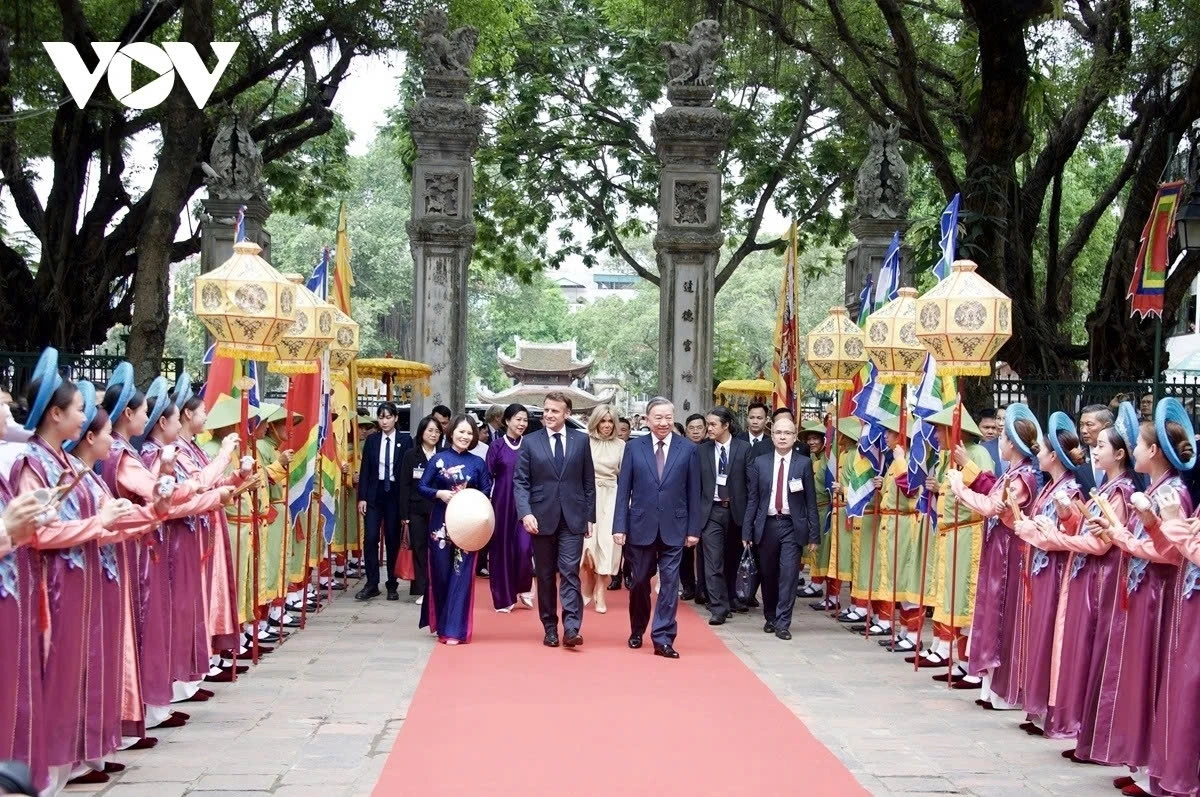 Trong chương trình thăm cấp Nhà nước tới Việt Nam, trưa ngày 26/5, Tổng Bí thư Tô Lâm và Phu nhân cùng Tổng thống Pháp Emmanuel Macron và Phu nhân thăm Văn Miếu - Quốc Tử Giám