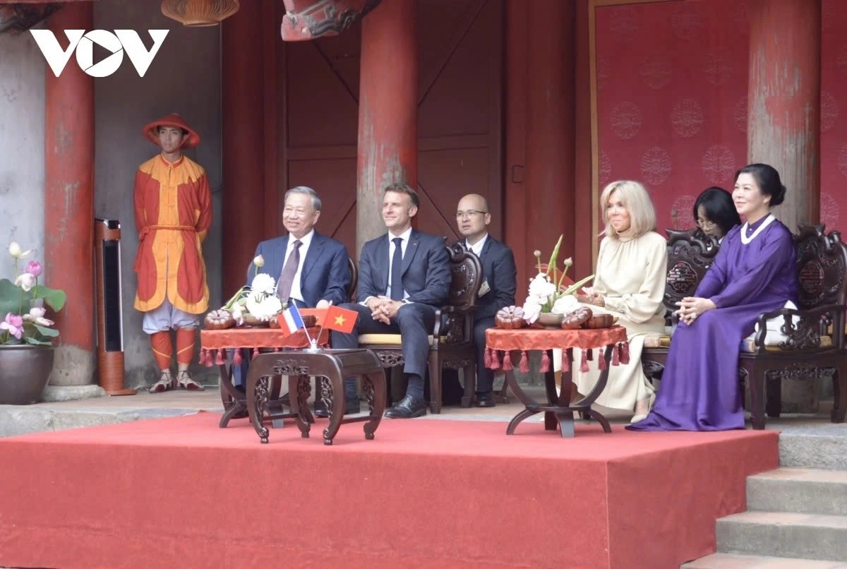 Tổng Bí thư Tô Lâm và Phu nhân cùng Tổng thống Pháp Emmanuel Macron và Phu nhân nghe giới thiệu về Khuê Văn Các, xem múa rối nước bên cạnh giếng Thiền Quang, xem Nhã nhạc Cung đình Huế tại sân chính Văn Miếu và thưởng thức nhạc nhẹ, dân ca mang đậm bản sắc văn hóa Việt Nam