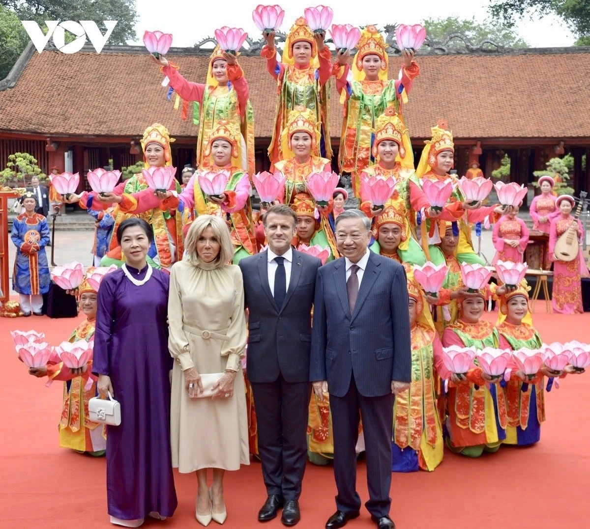 Tổng thống Pháp Emmanuel Macron bày tỏ ngưỡng mộ nền văn hiến, văn hóa, nền giáo dục, truyền thống hiếu học của con người Việt Nam, trong đó Văn Miếu - Quốc Tử Giám - nơi gìn giữ và tôn vinh đạo học, lưu giữ và thể hiện đặc sắc những giá trị nổi bật của văn hiến Việt Nam.