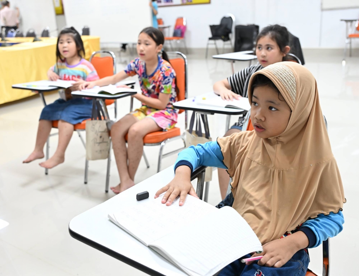 Các em bé học tiếng Việt tại Trường tiếng Việt Khánh An, Viet Nam Town, Udon Thani