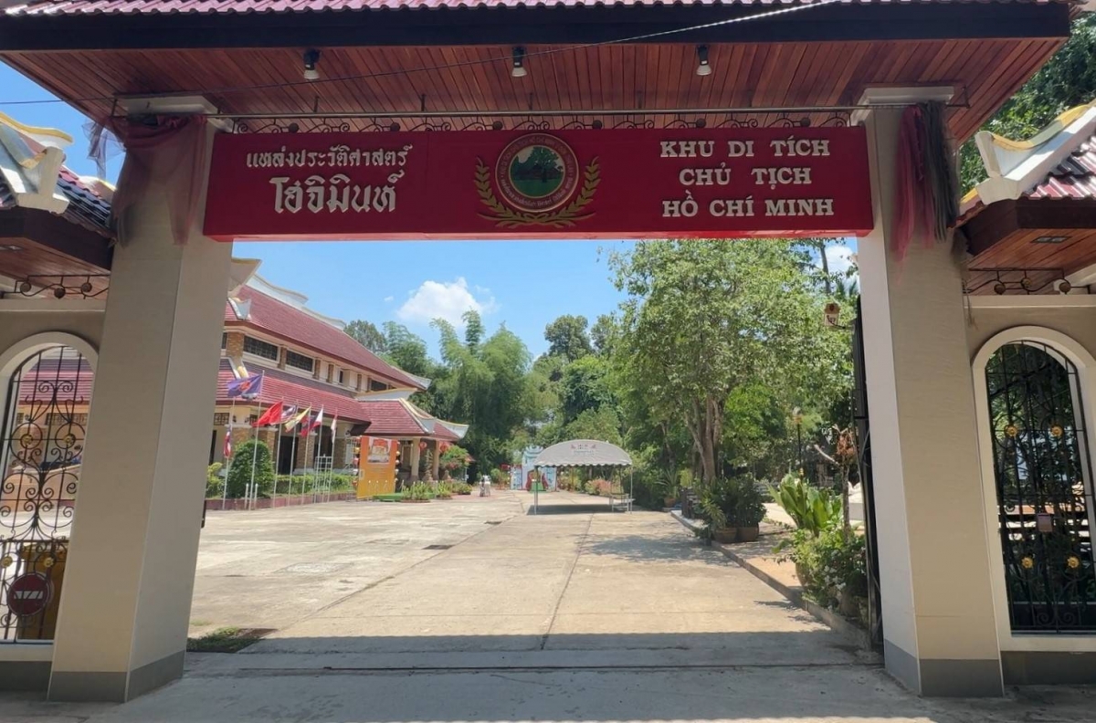 Khu di tích Chủ tịch Hồ Chí Minh được xây dựng trong khuôn viên rộng gần 10.000 m2, tại bản Noỏng Ôn, thị xã Mương, tỉnh Đông Bắc Thái Lan Udon Thani