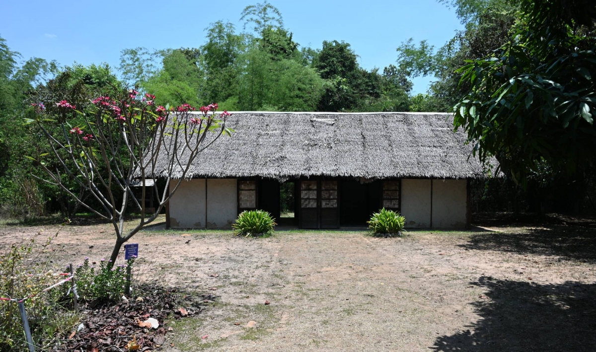 Nhà lợp mái lá tái hiện gần giống nơi Bác Hồ sinh sống ở tỉnh Udon Thani, giai đoạn 1928-1929