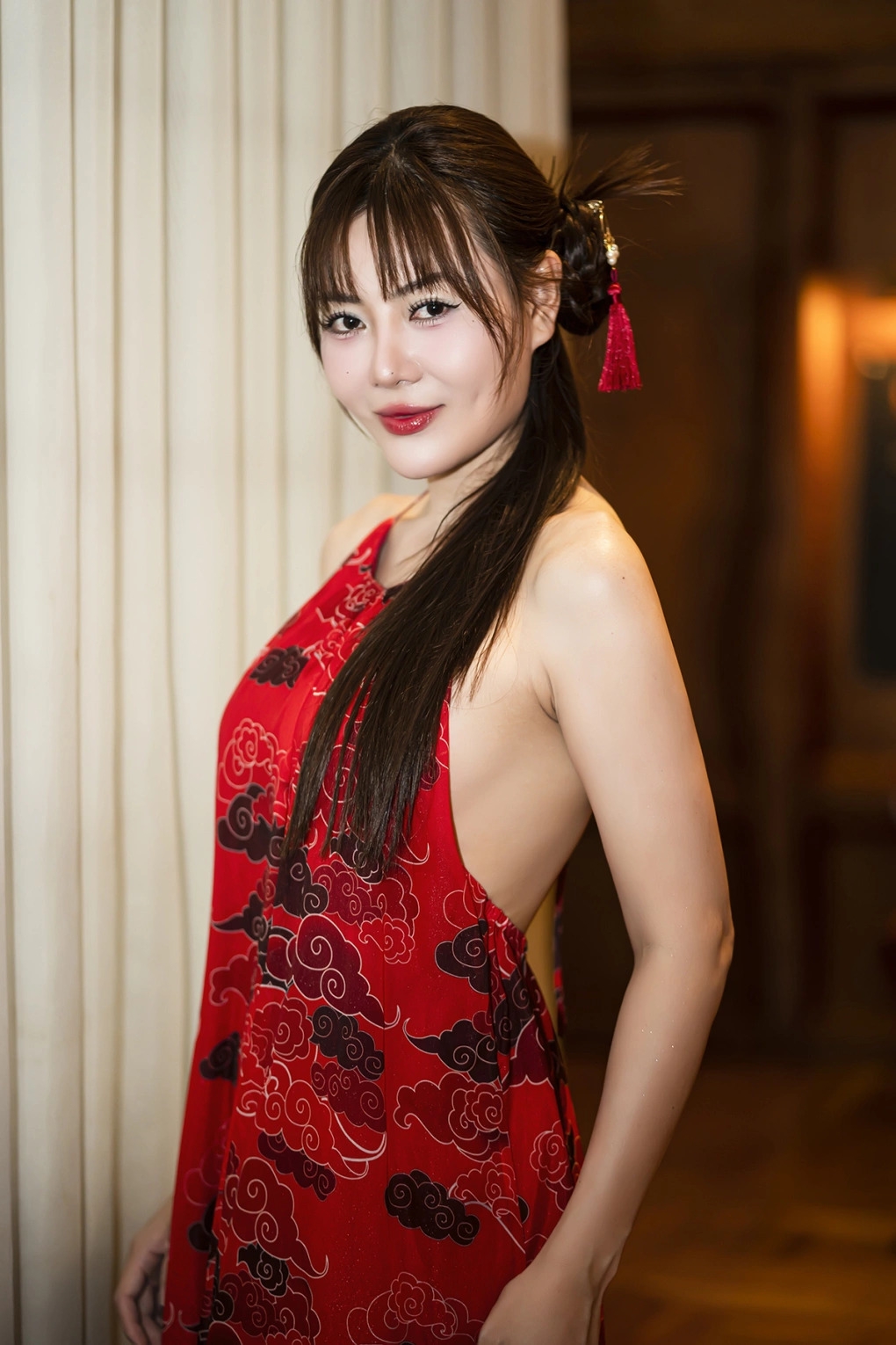 Thanh Hương nổi bật tại sự kiện khi diện thiết kế lấy cảm hứng từ áo yếm của phụ nữ Bắc Bộ xưa, giúp khoe trọn tấm lưng trần nuột nà. Cô cho biết yêu thích "Dế Mèn phiêu lưu ký" của nhà văn Tô Hoài từ thời học sinh và háo hức xem tác phẩm khi được chuyển thể thành phim hoạt hình.
