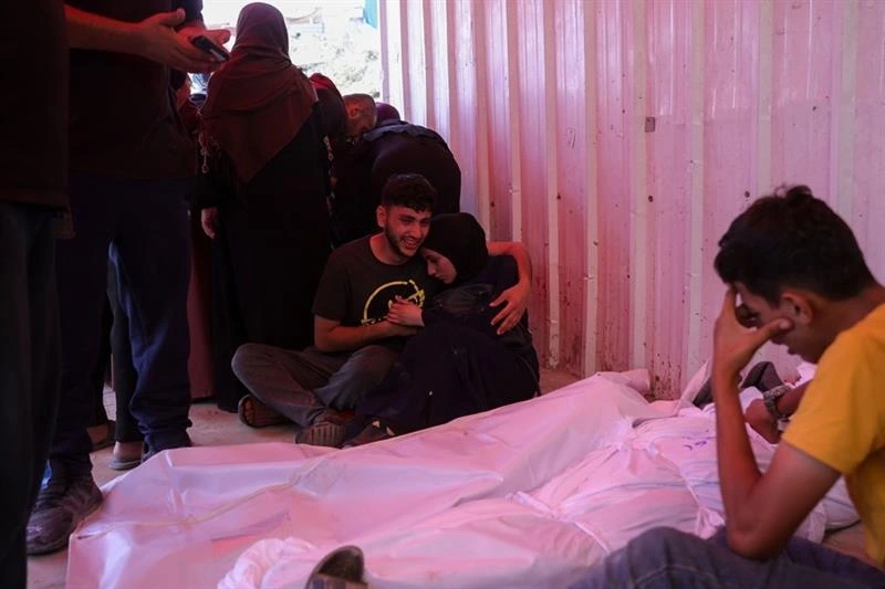Thi thể các nạn nhân trong cuộc không kích của Israel tại Gaza (Ảnh: AFP)