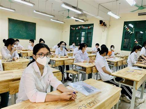 Công thức tính điểm xét tuyển vào lớp 10 :
ĐXT = Điểm Toán + điểm Ngữ văn + điểm bài thi/môn thi thứ ba + điểm ưu tiên (nếu có) + điểm khuyến khích (nếu có).