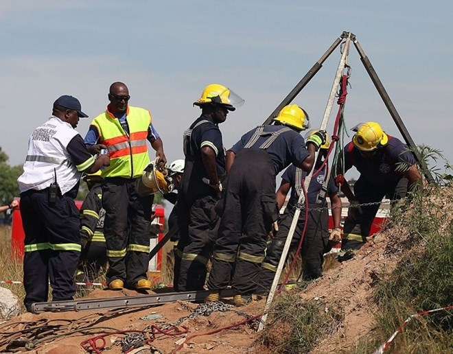 Lực lượng cứu hộ tìm kiếm các thợ mỏ mắc kẹt tại Johannesburg, Nam Phi năm 2014. (Nguồn: EPA/Malaysia Insight)
