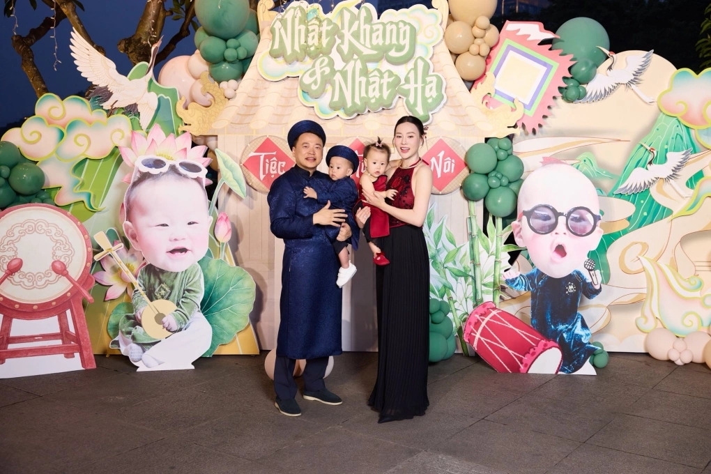 Phương Oanh hé lộ những khoảnh khắc đáng nhớ trong bữa tiệc thôi nôi của cặp song sinh Jimmy - Jenny cách đây vài ngày. Hai em bé vừa tròn một tuổi, tên khai sinh Nhật Khang - Nhật Hạ, là trái ngọt trong cuộc hôn nhân của cô với Shark Bình.