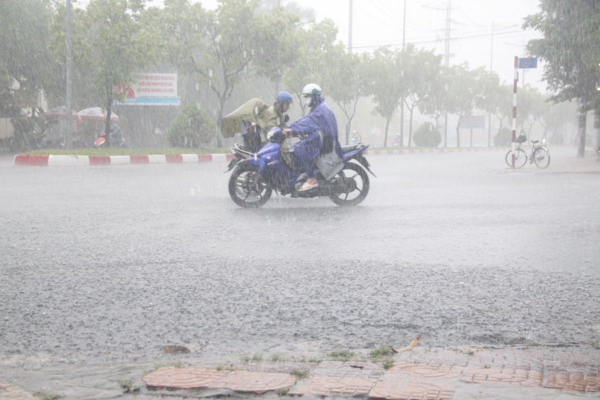 Nhiều khu vực trên cả nước có mưa rào và dông