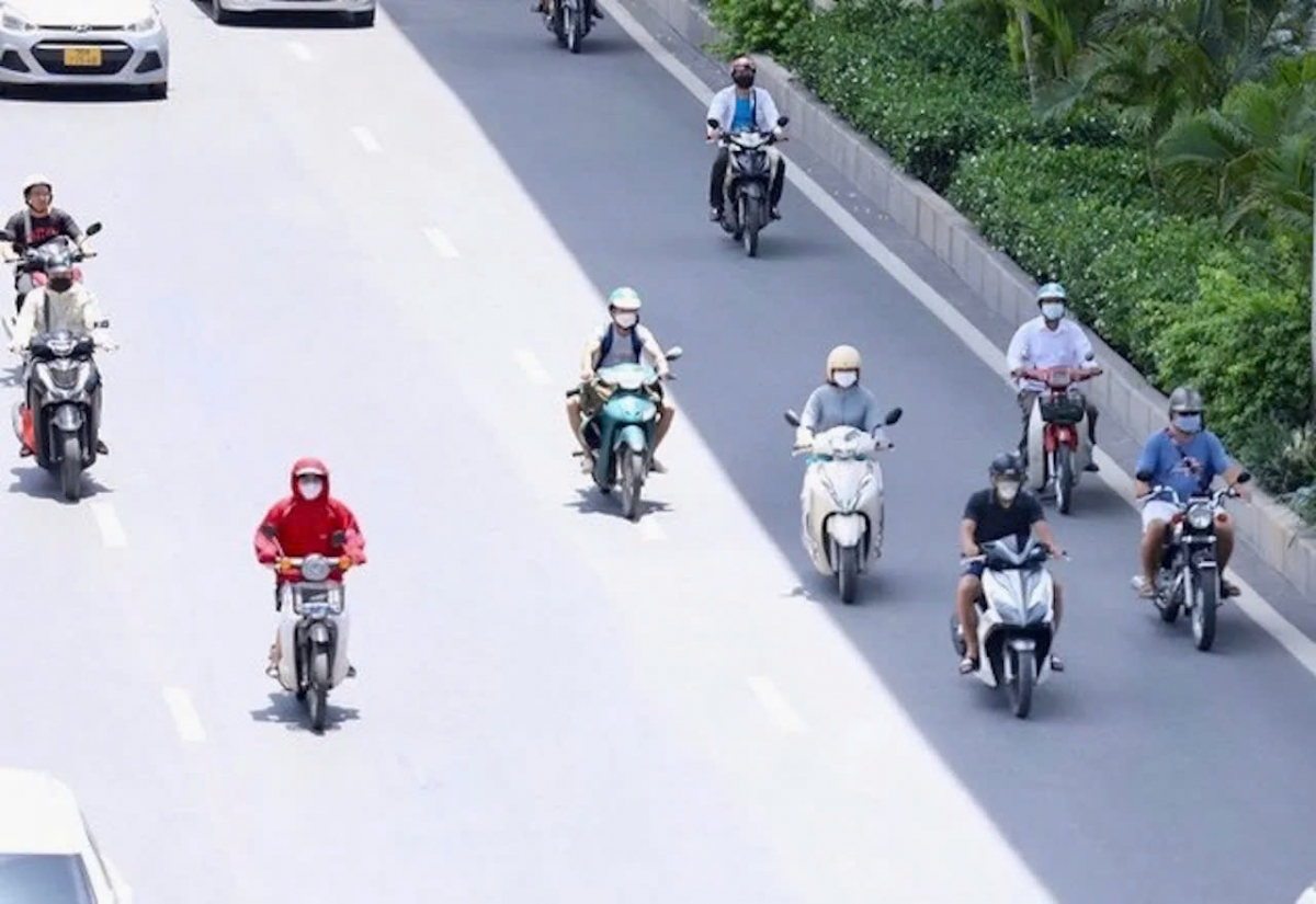 Hà Nội ngày nắng, chiều tối và đêm có mưa vào và dông
