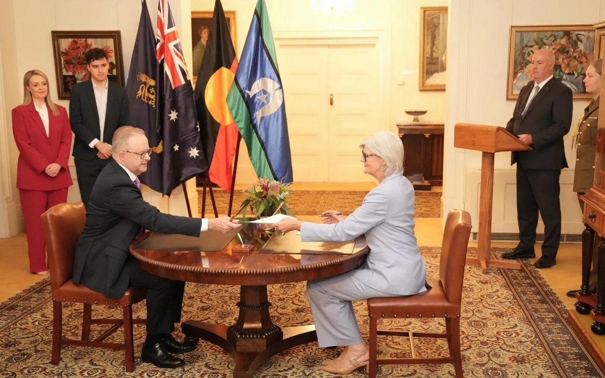Thủ tướng Anthony Albanese tuyên thệ nhậm chức trước sự chứng kiến của vị hôn thê Jodie Haydon và con trai Nathan. Ảnh: ABC.