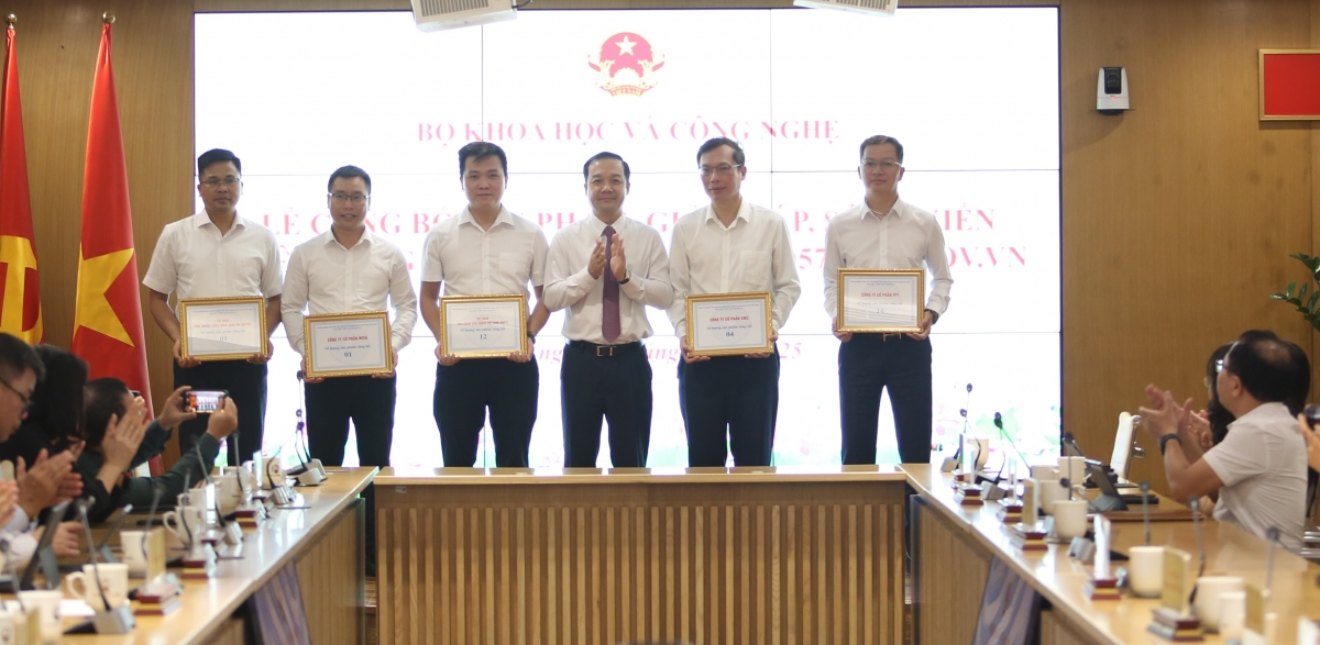 Thứ trưởng Bộ KH&amp;CN Phạm Đức Long trao kỷ niệm chương cho đại diện các doanh nghiệp có sản phẩm được lựa chọn (Ảnh: Bộ KH&amp;CN)