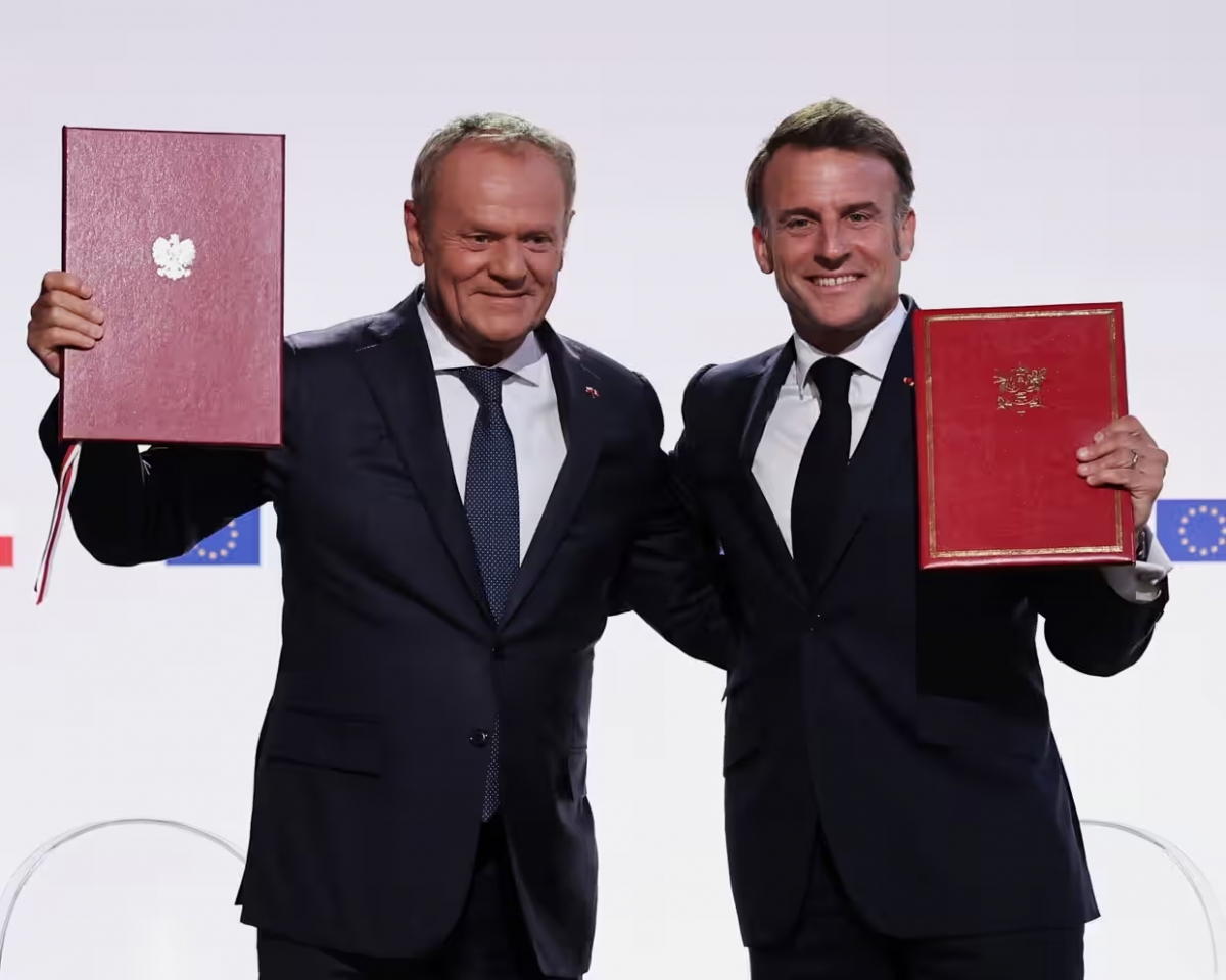 Thủ tướng Ba Lan Donald Tusk (bên trái), và Tổng thống Pháp Emmanuel Macron sau khi ký hiệp ước tại Nancy, miền Đông nước Pháp (Ảnh: AP)