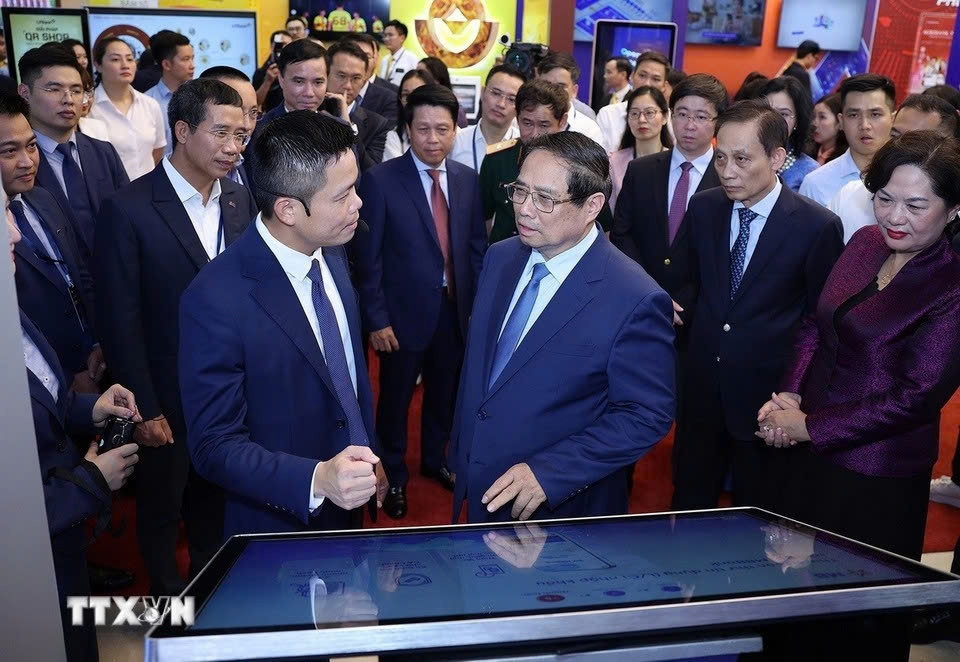Thủ tướng Phạm Minh Chính tới dự và chủ trì sự kiện ngày Chuyển đổi số ngành Ngân hàng năm 2025 với chủ đề "Hệ sinh thái số thông minh trong kỷ nguyên mới". (Ảnh: TTXVN)