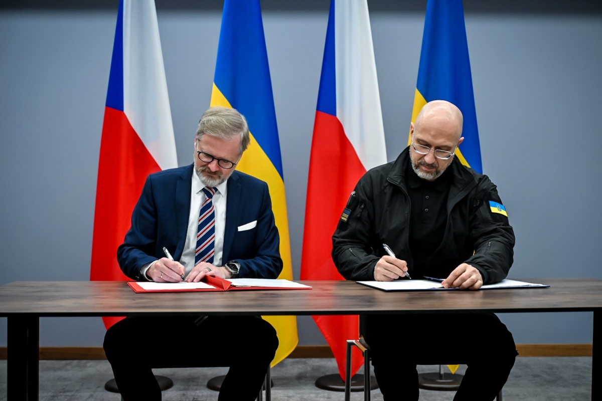 Thủ tướng Séc Petr Fiala (trái) và Thủ tướng Ukraine Shmyhal ký tuyên bố chung sau cuộc gặp ngày 20/5/2025. (Ảnh: ods.cz)