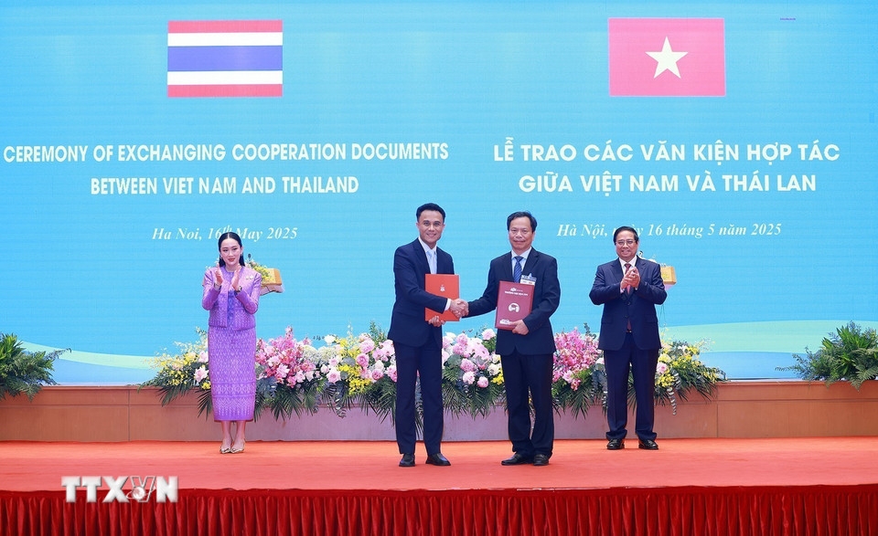 Sau Kỳ họp lần thứ 4 Nội các chung Việt Nam – Thái Lan, Thủ tướng Phạm Minh Chính và Thủ tướng Paetongtarn Shinawatra đã chứng kiến Lễ trao đổi văn kiện hợp tác giữa các Bộ, ngành hai nước trong các lĩnh vực kinh tế - thương mại, tài chính, phòng chống ma túy, giáo dục – đào tạo, hợp tác địa phương… (Ảnh: TTXVN)
