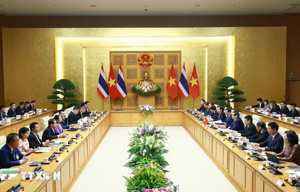 Tại Kỳ họp, hai bên đã nhất trí nâng cấp quan hệ lên Đối tác chiến lược toàn diện. Hai bên thống nhất đề ra định hướng hợp tác giữa hai nước dựa trên 3 trụ cột chính gồm Đối tác vì hòa bình bền vững, Đối tác vì sự phát triển bền vững và Đối tác vì tương lai bền vững. Hai bên cũng sẽ triển khai nhiều hoạt động thiết thực kỷ niệm 50 năm thiết lập quan hệ ngoại giao Việt Nam - Thái Lan vào năm 2026. (Ảnh: TTXVN)