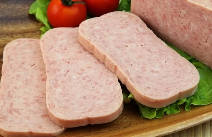 Thịt chế biến sẵn chứa lượng lớn natri để bảo quản và tạo vị - gây áp lực cho thận và dễ làm tăng huyết áp (Ảnh minh hoạ)