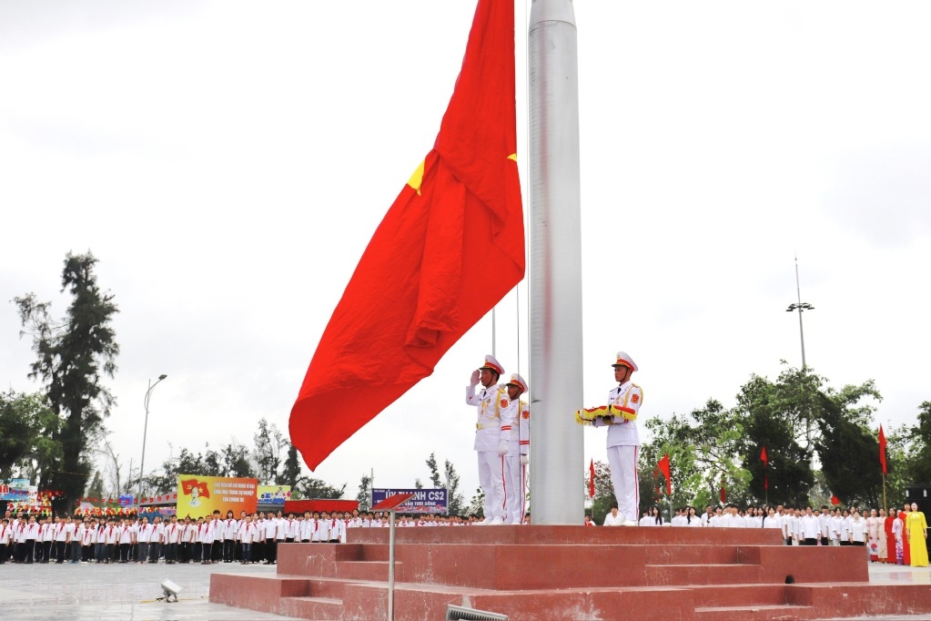 Lễ Thượng cờ, chào cờ và hát Quốc ca lần này được triển khai đồng thời ở cả 3 điểm đảo đều có cột cờ chủ quyền Tổ quốc gồm khuôn viên Quảng trường Di tích quốc gia đặc biệt - Khu lưu niệm Chủ tịch Hồ Chí Minh; khuôn viên Cột cờ Tổ quốc xã Thanh Lân; khuôn viên Cột cờ Tổ quốc thôn đảo Trần. Ảnh: Trung tâm Truyền thông và Văn hóa huyện Cô Tô