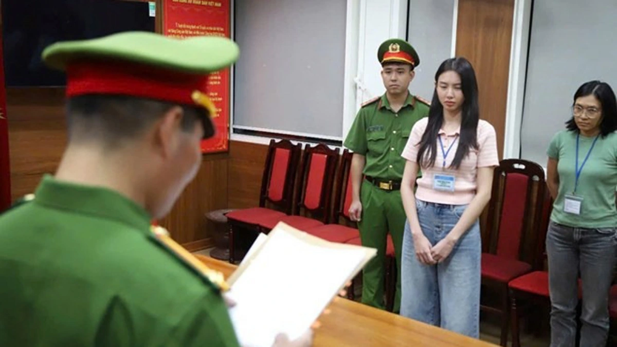 Hoa hậu Nguyễn Thúc Thùy Tiên khi nghe đọc lệnh từ cơ quan công an. Ảnh: Bộ Công an