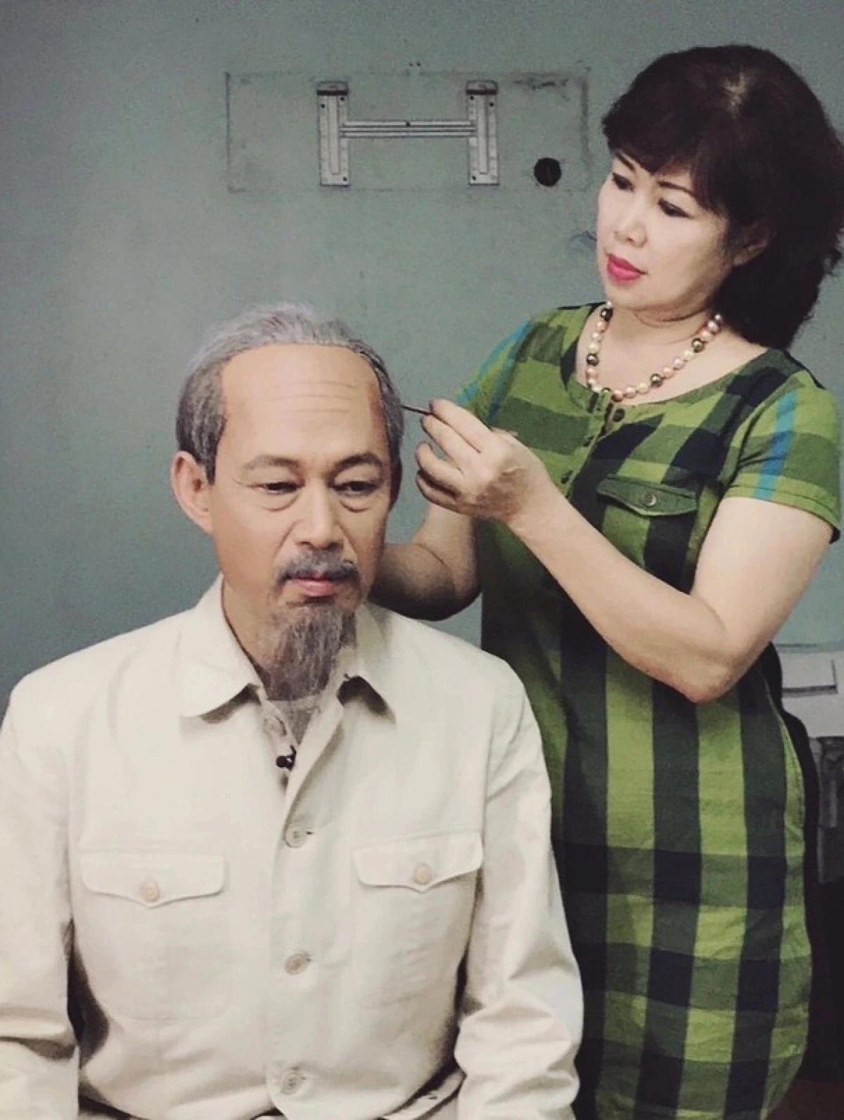 Vợ NSƯT Tiến Hợi trong một lần trang điểm cho chồng vào vai Bác Hồ