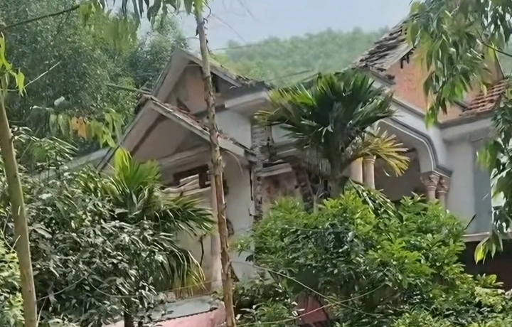 Ngôi nhà 2 tầng ở Thái Nguyên đổ sập sau vụ nổ. (Ảnh cắt từ clip)