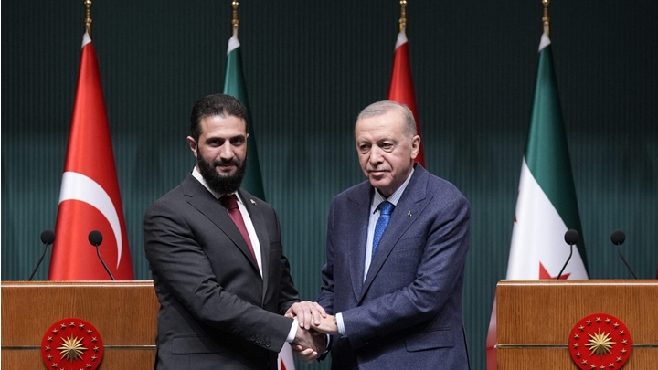 Tổng thống Thổ Nhĩ Kỳ Recep Tayyip Erdogan (bên phải) và Tổng thống lâm thời Syria Ahmed Al-Sharaa (bên trái) trong cuộc họp báo chung tại Ankara, Thổ Nhĩ Kỳ, ngày 4/2/2025. Ảnh: Breaking Defense