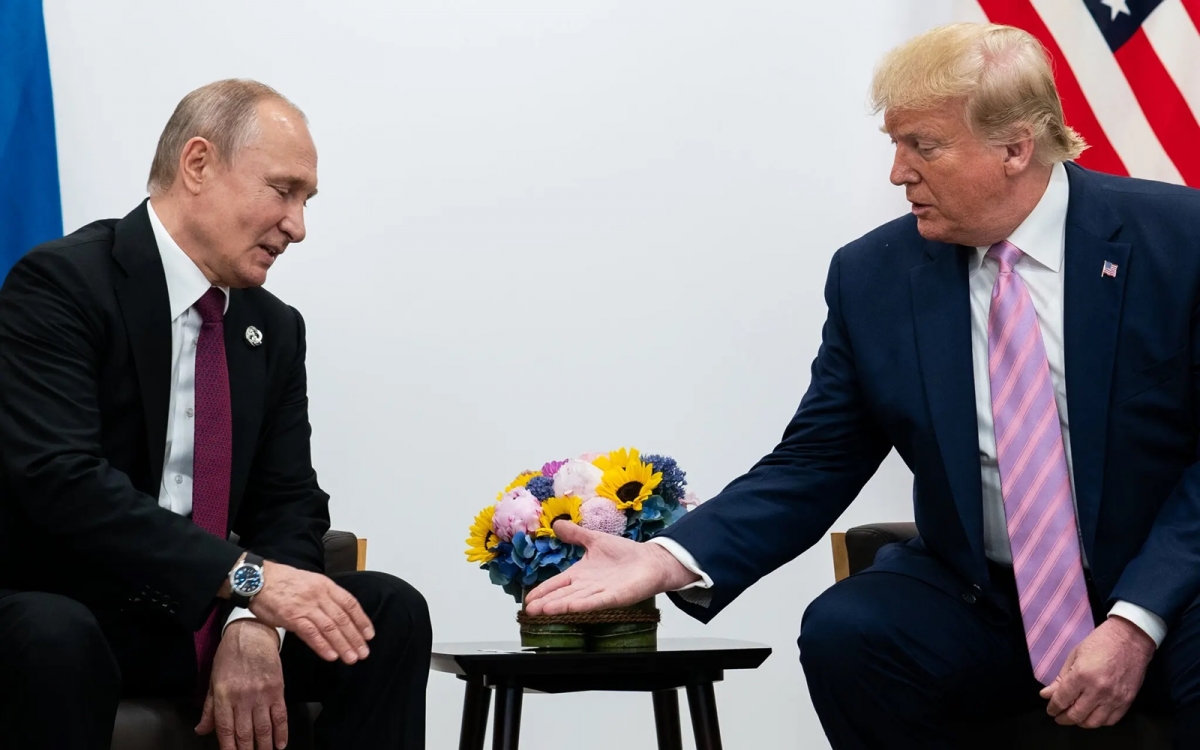 Tổng thống Nga Putin và người đồng cấp Mỹ Trump chìa tay với nhau trong một lần gặp gỡ trước đây. Ảnh: Nytimes.