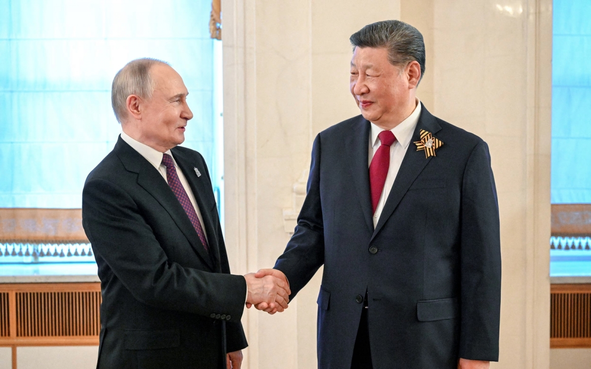 Chủ tịch Trung Quốc Tập Cận Bình (phải) bắt tay Tổng thống Nga Vladimir Putin ngày 8/5. Ảnh: RIA.