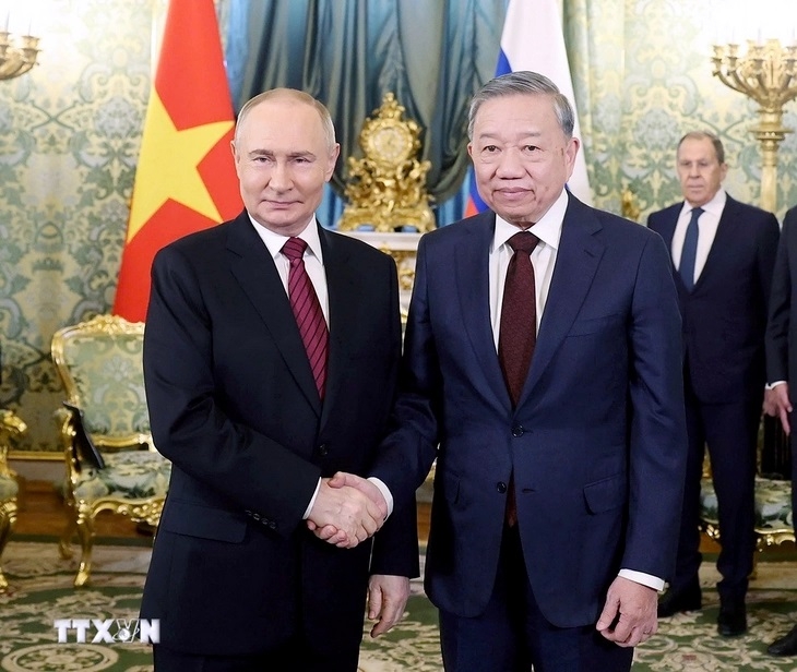 Tổng Bí thư Tô Lâm bắt tay Tổng thống Nga Putin trước hội đàm hẹp - Ảnh: TTXVN
