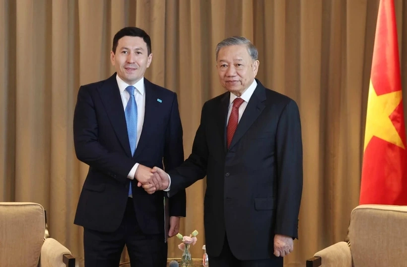 Ngày 7/5, Tổng Bí thư Tô Lâm đã có các cuộc tiếp lãnh đạo doanh nghiệp hàng đầu Kazakhstan. Tại cuộc tiếp, Tổng Giám đốc Quỹ đầu tư Quốc gia Kazakhstan Samruk - Kazyna Nurlan Zhakupov cho biết Quỹ sẽ cử đoàn công tác sang Việt Nam tìm hiểu đầu tư vào các lĩnh vực như đường sắt tốc độ cao, hàng không, viễn thông, khoáng sản,... Trong khi đó, Chủ tịch Công ty Cổ phần Xây dựng Cotteccons, Tập đoàn Kusto Bolat Duisenov bày tỏ mong muốn được tạo điều kiện để Tập đoàn được tham gia vào việc triển khai các công trình trọng điểm quốc gia của Việt Nam. (Ảnh: TTXVN)