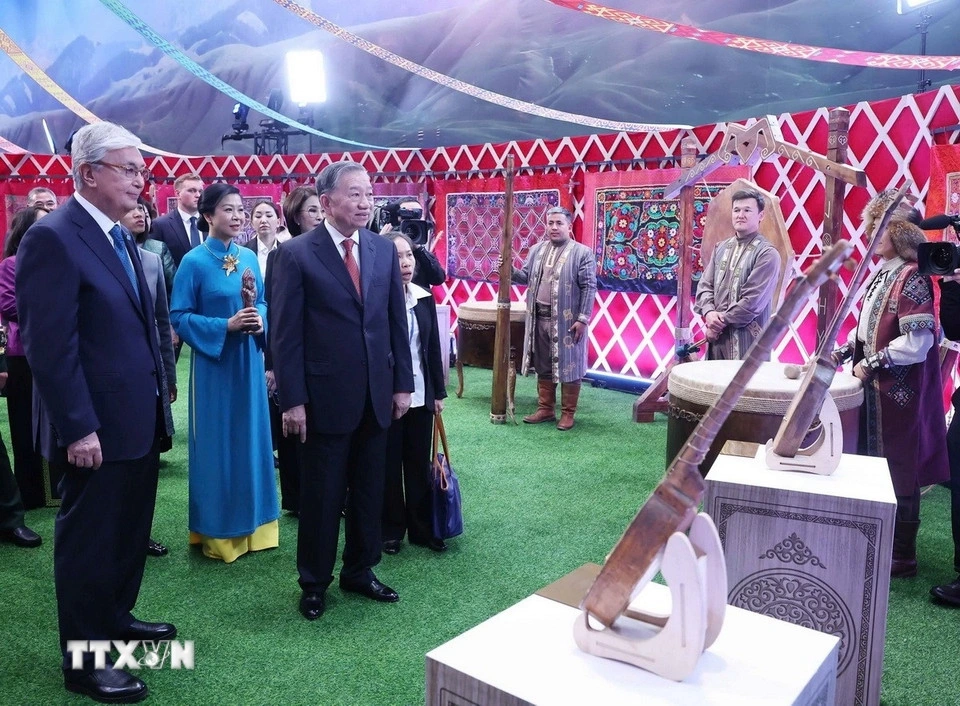 Cũng trong ngày 7/5, Tổng Bí thư Tô Lâm thăm Trung tâm Tài chính Quốc tế Astana và cùng Tổng thống Kazakhstan Kassym-Jomart Tokaye tới thăm Làng Văn hoá Dân tộc (Etno-Aul). Đây là những hoạt động cuối cùng của Tổng Bí thư tại Kazakhstan trước khi rời Thủ đô Astana lên đường thăm Cấp Nhà nước Ajerbaijan. (Ảnh: TTXVN)