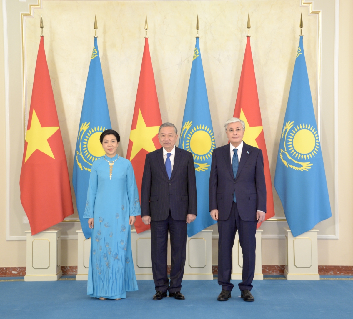 Tổng thống Kassym-Jormat Tokayev nồng nhiệt chào đón Tổng Bí thư Tô Lâm và Phu nhân thăm cấp Nhà nước tới Kazakhstan.