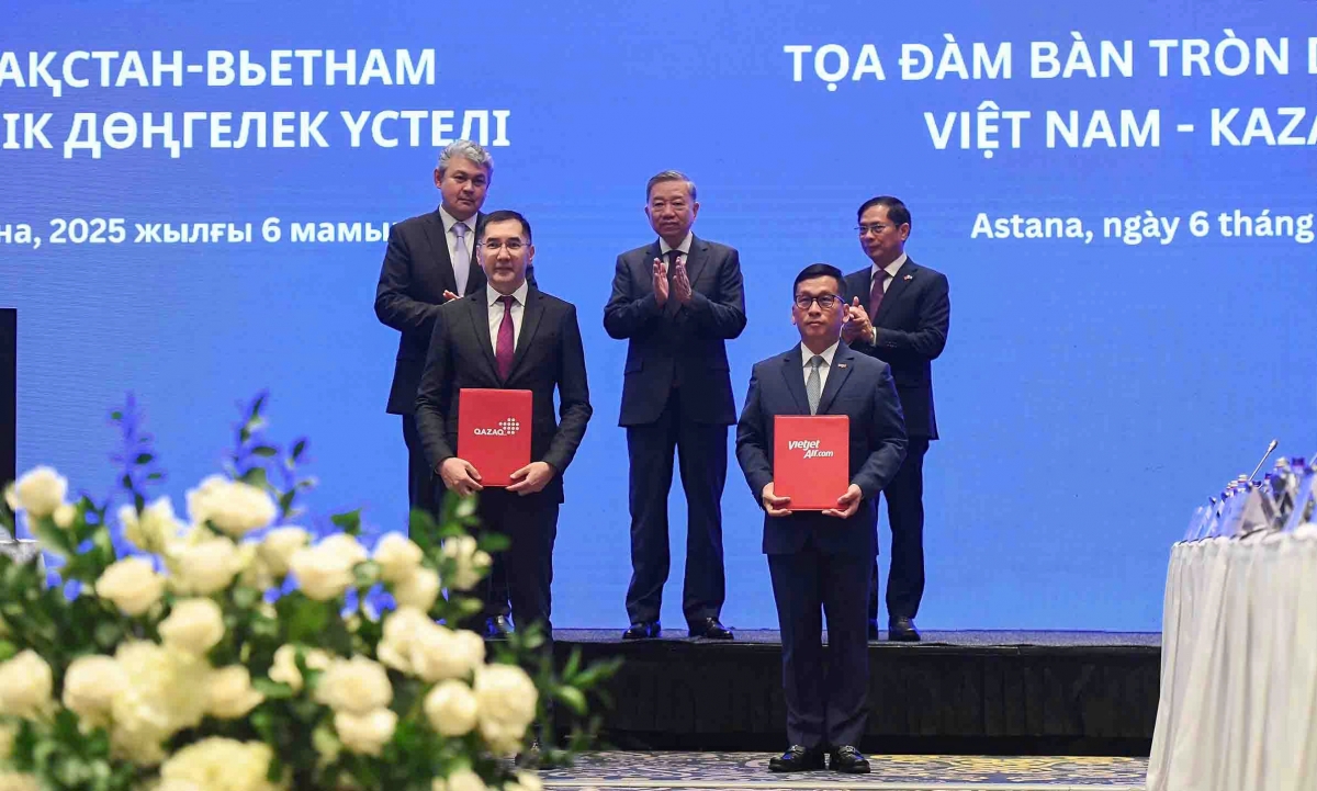 Lễ trao các văn kiện hợp tác Việt Nam - Kazakhstan.