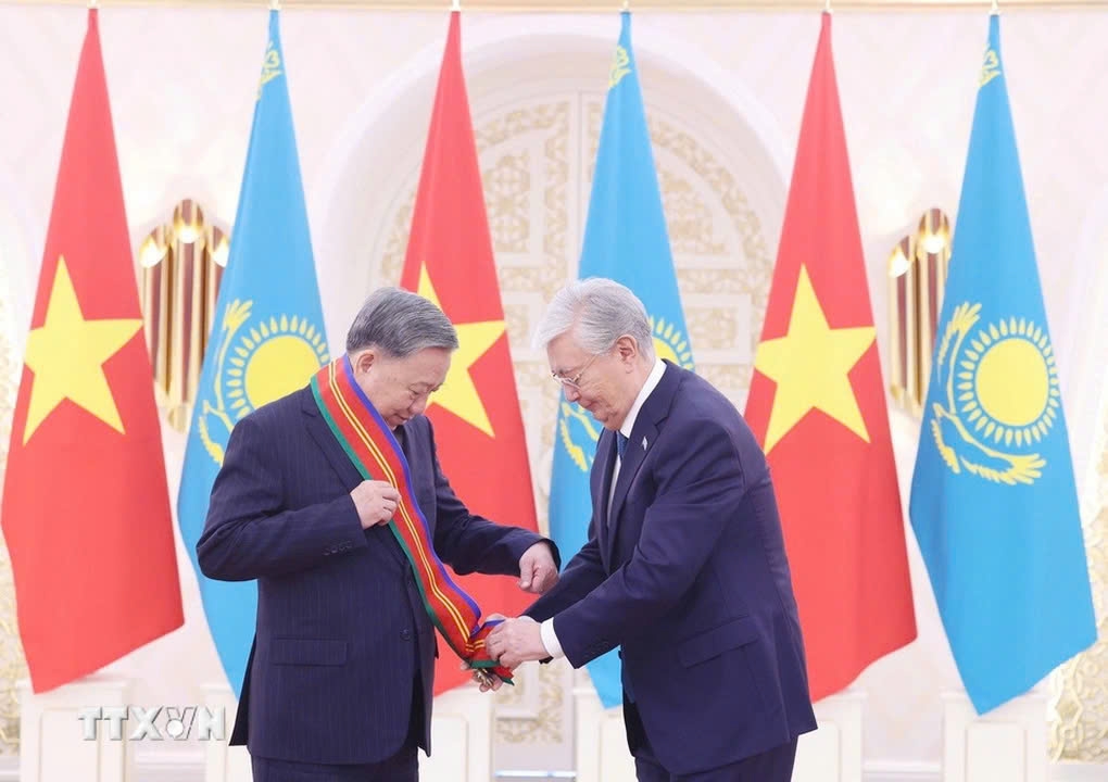 Tổng thống Kassym-Jomart Tokayev trao Huân chương Hữu nghị hạng Nhất của Kazakhstan tặng Tổng Bí thư Tô Lâm. (Ảnh: TTXVN)