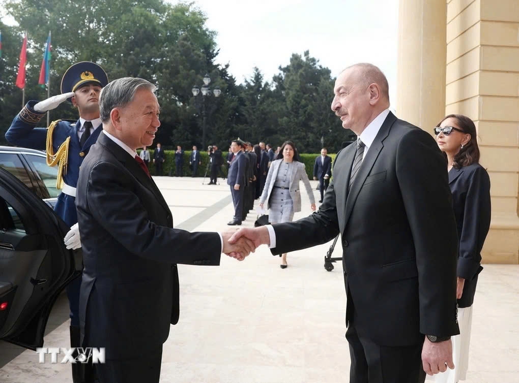 Tổng thống Azerbaijan Ilham Aliyev đón Tổng Bí thư Tô Lâm. (Ảnh: TTXVN)