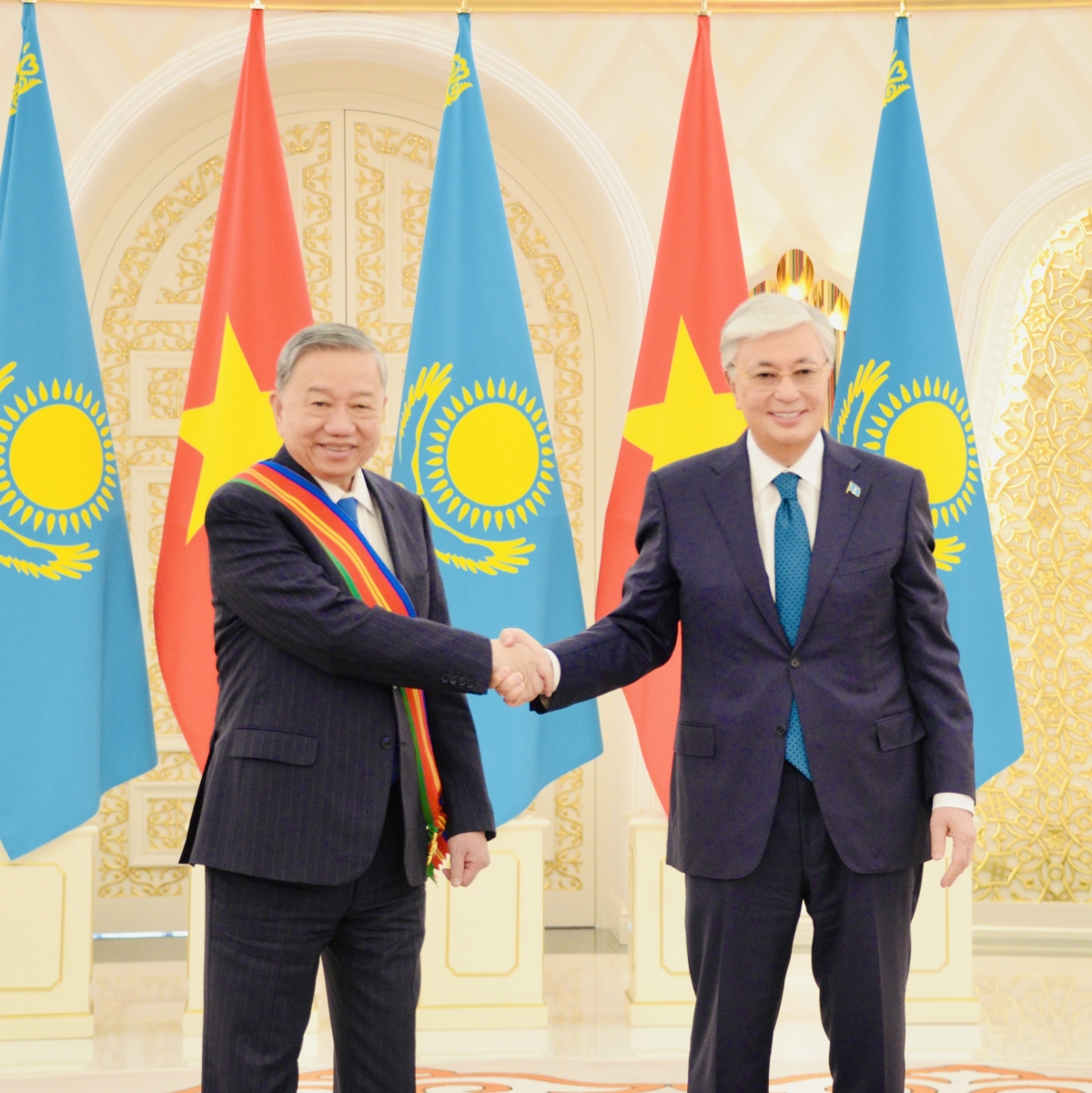 Trao Huân chương Dostyk hạng Nhất.