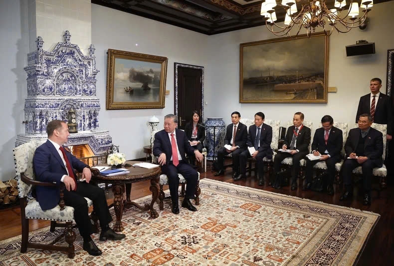 Tổng Bí thư Tô Lâm hội kiến với Chủ tịch Đảng nước Nga Thống nhất, Phó Chủ tịch Hội đồng An ninh Liên bang Nga Dmitry Medvedev. (Ảnh: TTXVN)