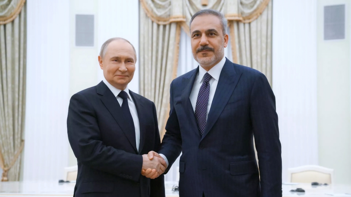 Tổng thống Nga Vladimir Putin và Bộ trưởng Ngoại giao Thổ Nhĩ Kỳ Hakan Fidan trong một cuộc họp (Ảnh:Ria Novosti).