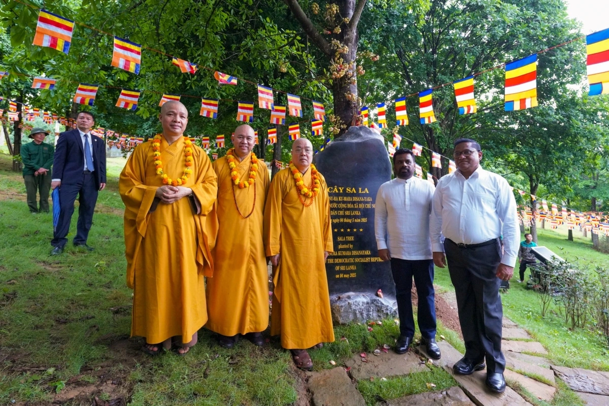 Cũng trong ngày 4/5, Tổng thống Anura Kumara Dissanayaka cùng đoàn đại biểu Sri Lanka đã tới thăm chùa Bái Đính và thực hiện nghi thức trồng cây lưu niệm, dâng hương, lễ Phật. (Ảnh: Fanpage Chùa Bái Đính)