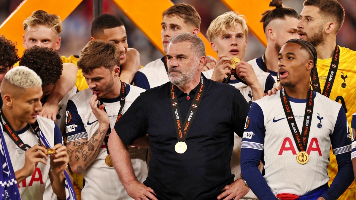 HLV Postecoglou nguy cơ vẫn bị sa thải sau khi vừa giúp Tottenham đăng quang tại đấu trường Cúp C2 châu Âu 2024/2025. (Ảnh: Reuters)