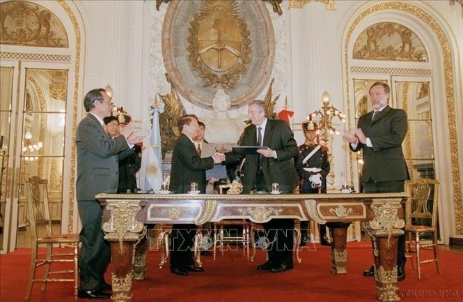 Chủ tịch nước Trần Đức Lương và Tổng thống Argentina Néstor Carlos Kirchner ký Tuyên bố chung (22/11/2004). (Ảnh: Nguyễn Khang/TTXVN)