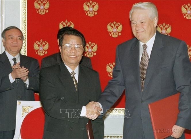 Chuyến thăm của Chủ tịch nước Trần Đức Lương tới Liên bang Nga tháng 8/1998 đã tạo bước đột phá mới trong quan hệ hợp tác nhiều mặt giữa hai nước. Lần đầu tiên, Tổng thống Nga Boris Yeltsin khẳng định Nga coi Việt Nam là đối tác chiến lược ở Đông Nam Á.